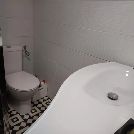 Rez-de-chaussee Privatif Spacieux 3* D'une Centre * Ιέρ