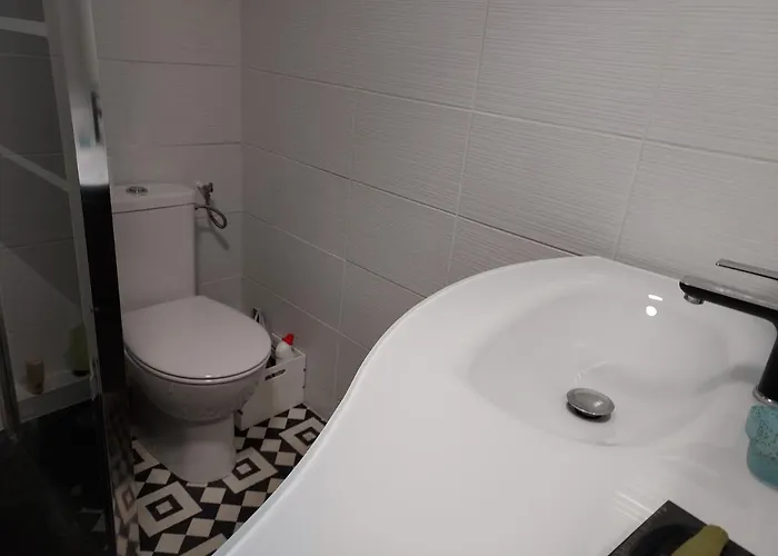 Rez-de-chaussee Privatif Spacieux 3* D'une Centre * Hyeres