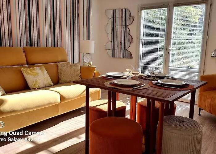 Rez-de-chaussee Privatif Spacieux 3* D'une Centre *